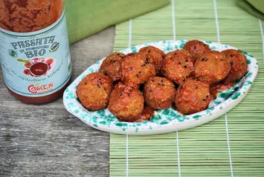 Polpettine di piselli al sugo di pomodoro