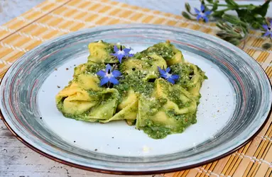 Tortelloni di ricotta con spinaci al pesto di borragine