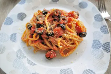 Riccioli di farro con zucchine, speck e crema di robiola