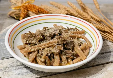 Maccheroncini con salsiccia e porcini