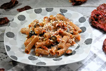 Tortiglioni integrali con pesto rosso