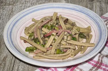 Maccheroncini con speck, funghi e asparagi