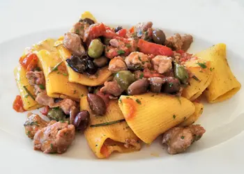 Paccheri con tonno fresco, olive e frutti del cappero