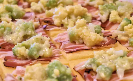 Crostoni di polenta allo speck con cavolo romanesco