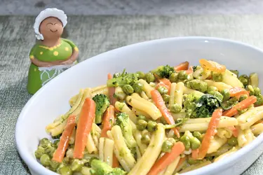 Caserecce con carote, broccoli e piselli