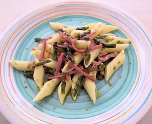 Penne con aspargina, speck croccante e polvere di tarallo