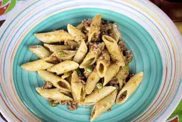 Mezze penne con ragù di salsiccia e piselli