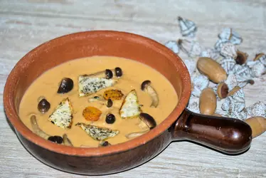 Zuppa di marroni con funghi pioppini e sedano rapa