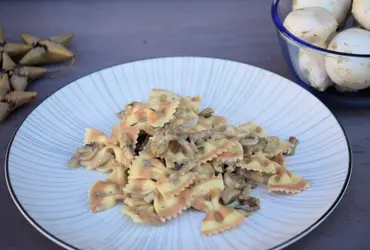 Farfalle alla bietola rossa con funghi