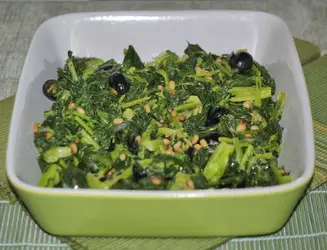 Cime di rapa con olive nere e pinoli