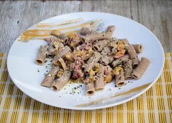 Tortiglioni integrali con finferli e speck