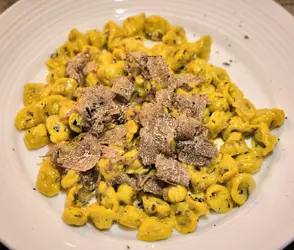 Tortellini dorati con tartufo nero