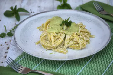 Tagliolina al limone con crema di avocado e zucchine julienne