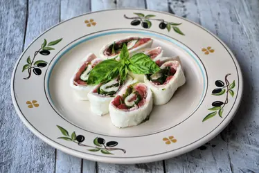 Rotolo di mozzarella farcito