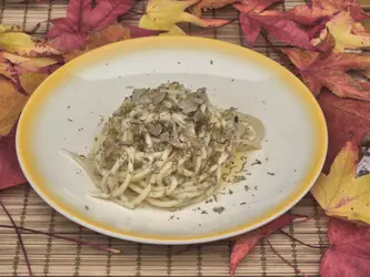 Spaghettoni cacio e pepe con tartufo nero