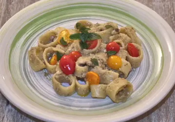 Tortiglioni integrali con finferli e speck