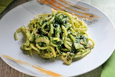 Pici con guanciale e cavolo nero