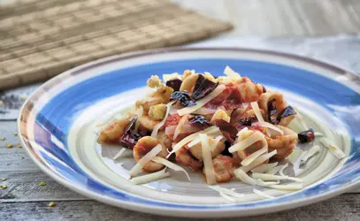 Orecchiette con sugo al basilico e peperoni cruschi