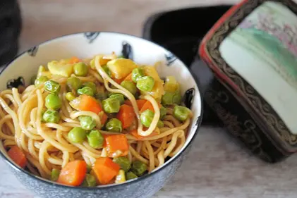 Noodles di grano Chow Mein con verdure