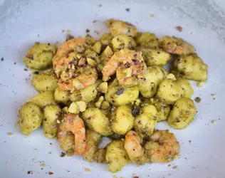 Gnocchi di patate al pesto di pistacchi e mazzancolle