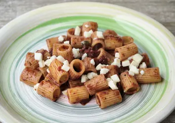 Mezzi rigatoni al sugo di pomodoro ed olive nere