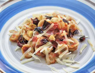 Orecchiette con sugo al basilico e peperoni cruschi