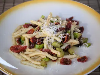 Strozzapreti con pomodorini confit e zucca trombetta