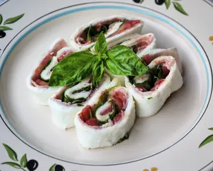 Rotolo di mozzarella farcito