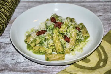 Rigatoni con crema di cime di rapa e fiocchi di 