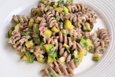 Riccioli di farro con zucchine, speck e crema di robiola