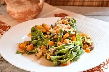 Tagliatelle verdi alla zucca e cardoncelli al profumo di salvia