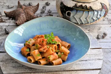 Mezzi rigatoni con sugo di canocchie alla romagnola