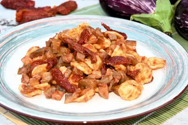 Orecchiette con melanzane e pomodori secchi