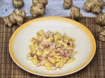 Spätzle con topinambour e speck croccante