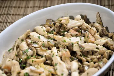 Straccetti di pollo con funghi champignon