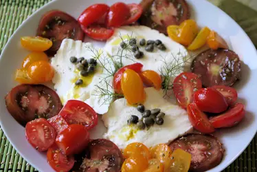 Caprese con tris di pomodori (rossi-gialli-neri)