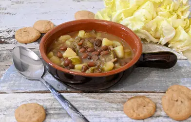 Zuppa di fagioli e patate con indivia