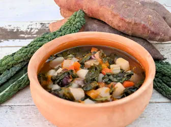 Zuppa con zucca, batata e cavolo nero