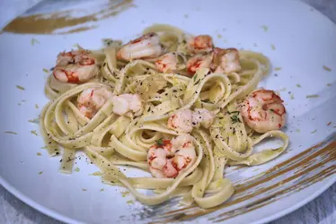 Fettuccine al limone con gamberi, zenzero e timo