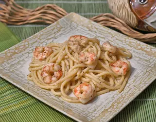 Spaghettoni cacio e pepe con gamberi