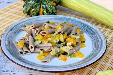 Penne integrali con peperone e mix di zucchine