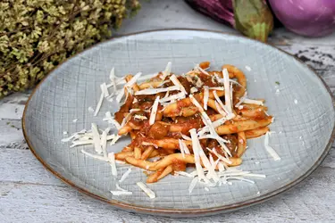 Fusilli al ferretto con melanzane e ricotta salata al peperoncino