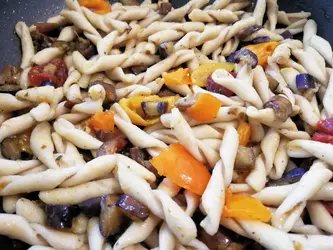 Strozzapreti con melanzane e pomodorini