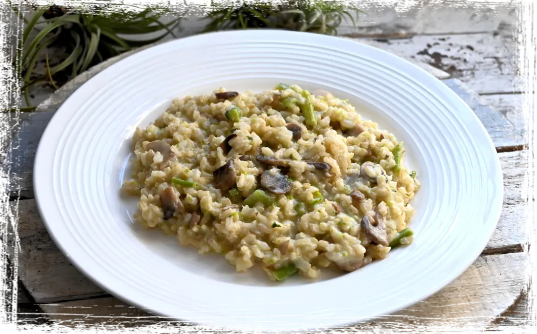 Risotto integrale con crema di cime di rapa e funghi Risotto integrale con crema di cime di rapa e funghi
