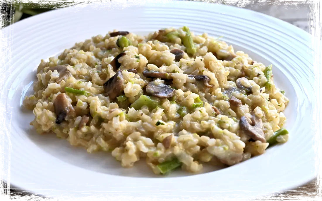 Risotto integrale con crema di cime di rapa e funghi