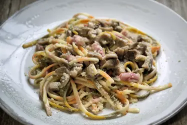 Linguine arcobaleno con funghi, pancetta affumicata e robiola
