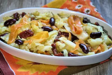 Insalata di cavolo cappuccio con carote e fagioli rossoni