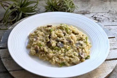 Risotto integrale con crema di cime di rapa e funghi
