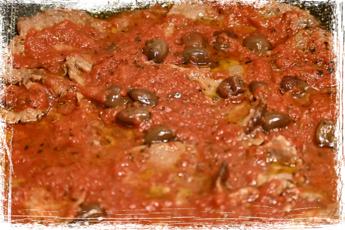Fettine al pomodoro e olive taggiasche Fettine al pomodoro e olive taggiasche