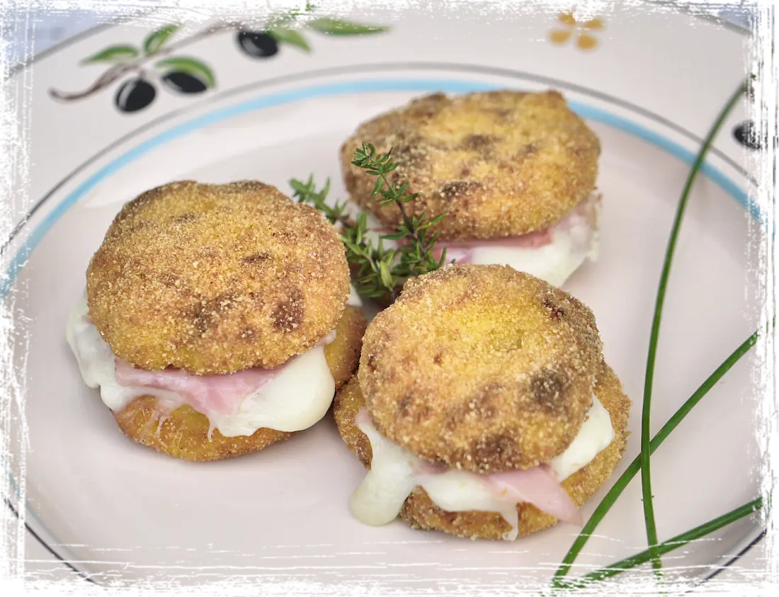 Medaglioni di patate con prosciutto e provola Medaglioni di patate con prosciutto e provola
